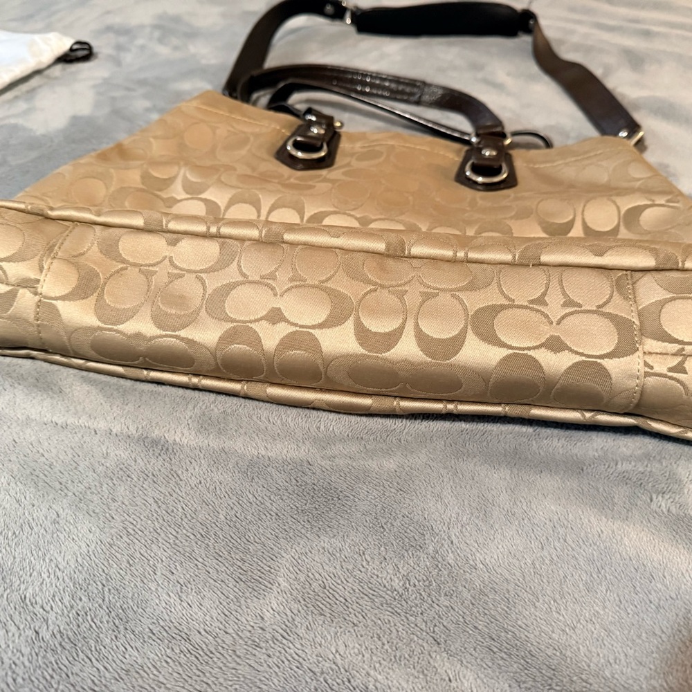 Coach Tan and Brown Signature Shoulder Bag excellent condition, satin bag - Picture 3 of 16